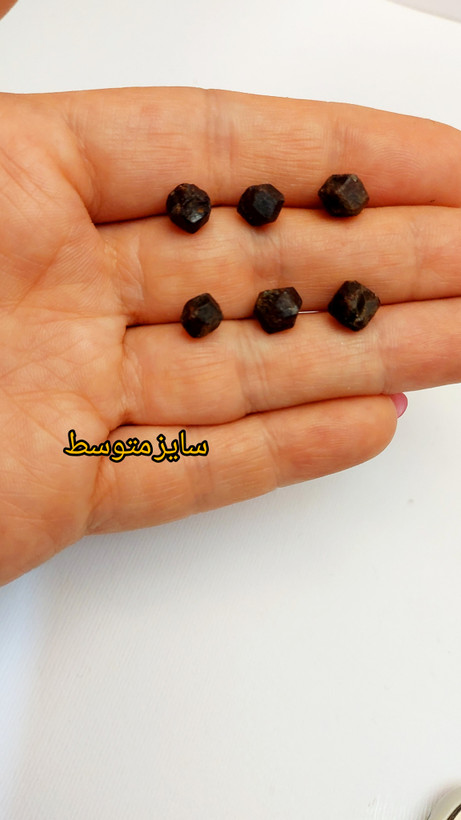 بلورگارنت سرخ،چندضلعی،پوست نگرفته،پک10گرمی،سایزمتوسط