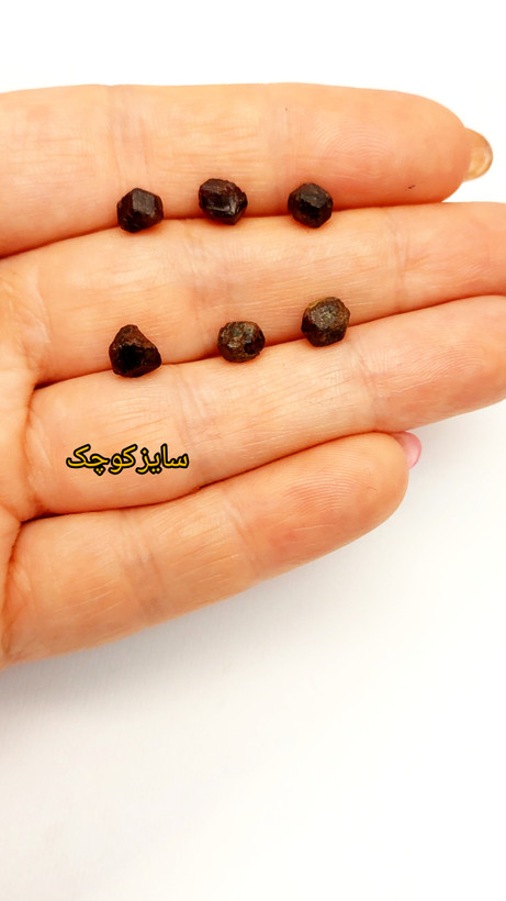 بلورگارنت سرخ،چندضلعی،پوست گرفته،سایزکوچک،پک ۱۰ گرمی