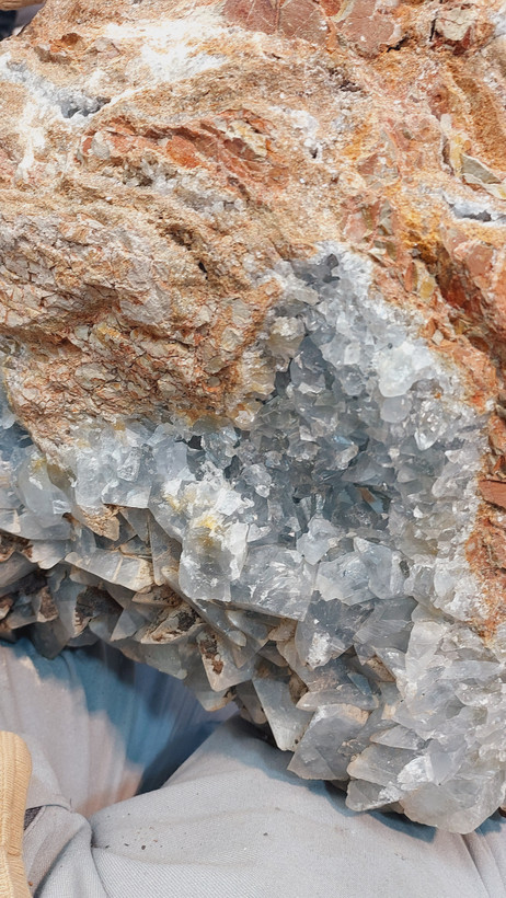 سنگ سلستین آبی با همرشتی منگنز ،سایز موزه ای