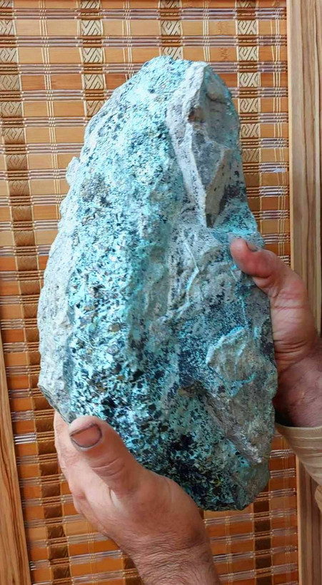 سنگ فیروزه پیریت با ابعاد موزه ای