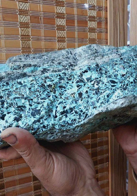 سنگ فیروزه پیریت با ابعاد موزه ای