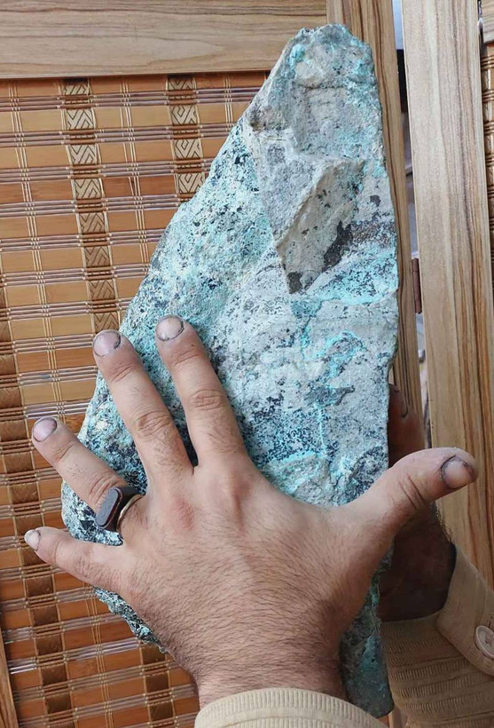 سنگ فیروزه پیریت با ابعاد موزه ای